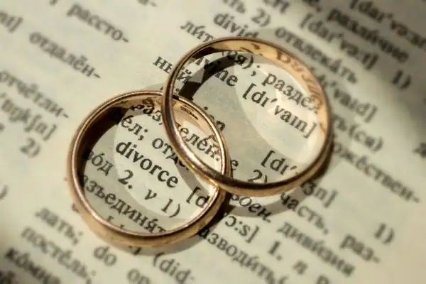 Image of rings removed before divorce mediation Haringey